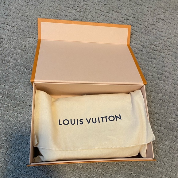 Authentic Louis Vuitton Pochette Accessoires  ❤️‍🔥❤️‍🔥 - Picture 4 of 11